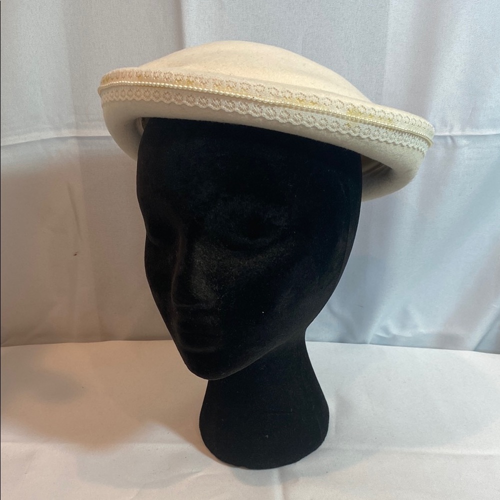 Vintage 1930s Elegant Cream Bumper Hat